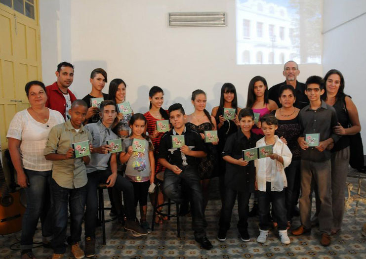 Los niños que intervinieron en el proyecto muestran la placa en la presentación oficial, realizada en el Museo Provincial de Cienfuegos. /Foto: Juan Carlos Dorado