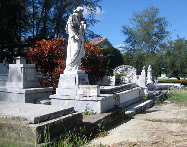 Tuvo el cementerio Tomás Acea, de Cienfuegos, a un connotado agrimensor, nacido y muerto en esta propia ciudad./ Foto: Del autor
