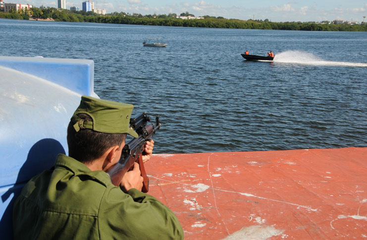 Durante el tercer día del Ejercicio Estratégico Bastión 2016 en Cienfuegos, se desarrolló una actividad práctica de respuesta contra medios navales. /Foto: Juan Carlos Dorado