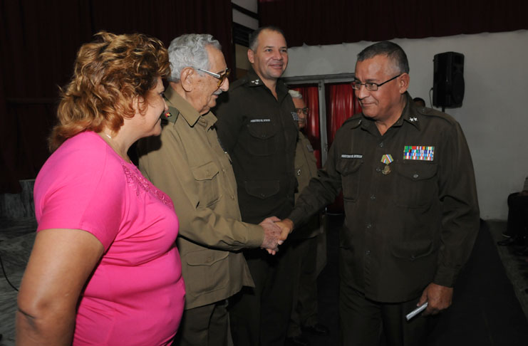Julio Camacho Aguilera, junto a Lidia Esther Brunet Nodarse y el coronel José Ariel Mirabal Molina, jefe del Minint en Cienfuegos, durante el acto de condecoración. /Foto: Juan Carlos Dorado