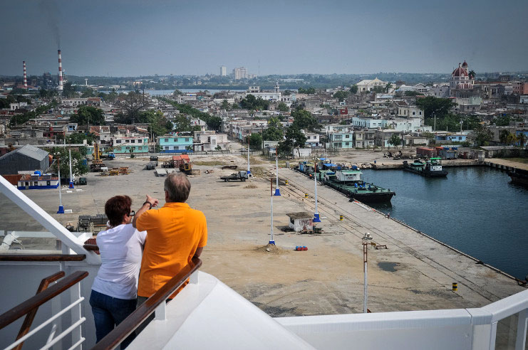 Desde el balcón del puente de mando, los turistas gozan de una vista de privilegio del Centro Histórico de Cienfuegos, Patrimonio Cultural de la Humanidad./Foto: Internet