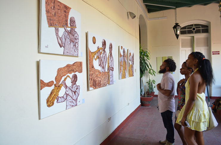 El público durante la apertura de la exposición en la galería Maroya del Fondo Cubano de Bienes Culturales (FCBC) en Cienfuegos. /Foto: Diana.