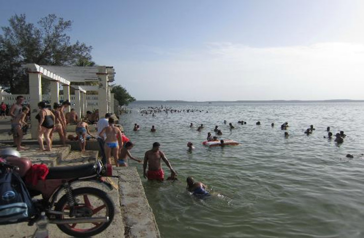 En el verano de 2015 un inusitado crecimiento de algas tóxicas impidió que esta fuera la imagen de las playas de la margen oeste de Punta Gorda, siempre animadas por la presencia de bañistas. /Foto: Internet