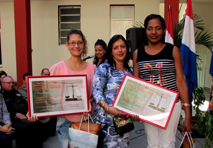 Las licenciadas Danay Guerra Cosme (a la izquierda) y Aymara Elena Hernández García extrema derecha) recibieron el reconocimiento de Juezas Destacadas. Foto: Yuliet