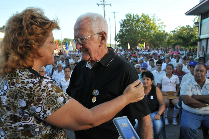 El combatiente Antonio José Espino Suárez recibe la condecoración de manos de la primera secretaria del Partido en la provincia. /Foto: Juan Carlos Dorado
