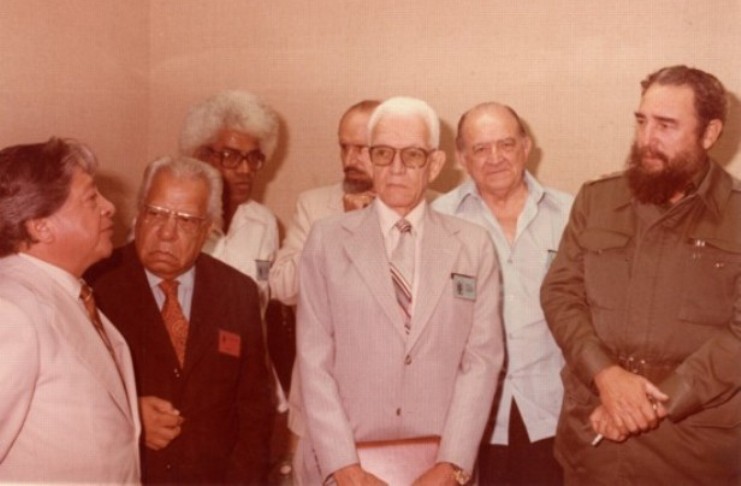 Fidel junto a Guayasamín, Guillén y otros intelectuales. Foto: Tomada de Radio Taíno