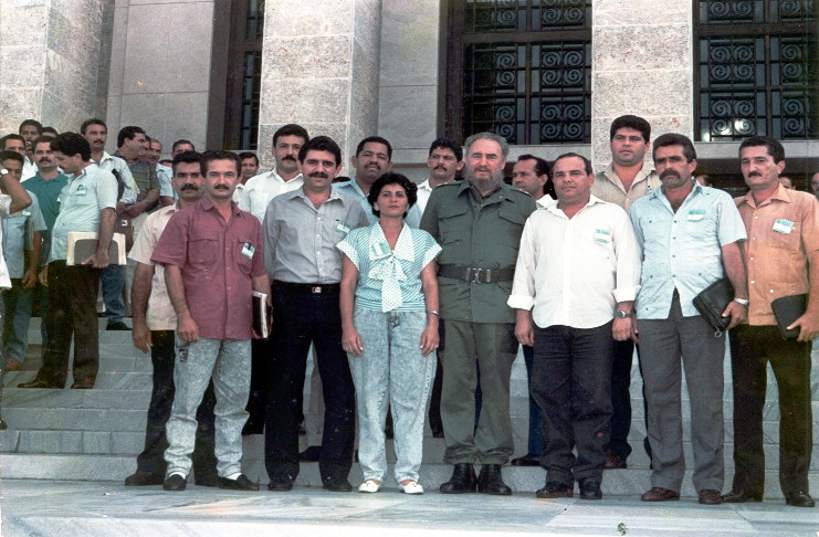 Presidentes de Gobiernos municipales de Cienfuegos posan con Fidel en septiembre de 1995. /Foto: Consejo de Estado