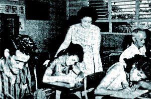 En un aula de Güira de Melena también alfabetizaron los argentinos. / Foto: Imagen fotocopiada del libro 5 maestros argentinos alfabetizaron en Cuba.