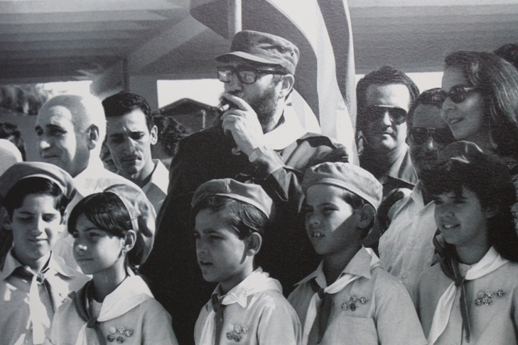 Primer niño a la izquierda, Salvador Tamayo Muñiz, quien participó junto a Fidel en la inauguración del Campamento Ismaelillo.