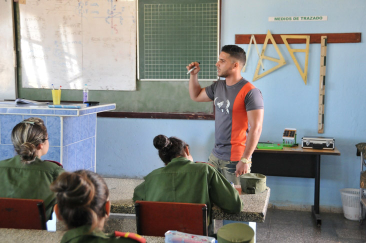 Eberto Martínez, profesor de Física imparte clases a los alumnos de primer año. Foto: Juan Carlos Dorado