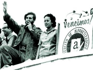 El 22 de diciembre de 1961, en la Plaza de la Revolución José Martí, de La Habana, Fidel declaró a Cuba Territorio Libre del Analfabetismo, primera nación de Latinoamérica en conseguirlo. /Foto: Archivo