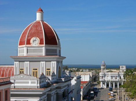 Es muy probable que no exista en Cuba un Centro Histórico Urbano (CHU) que con solo 0,9 kilómetros cuadrados de superficie, exhiba tal profusión de domos. En la foto, en primer plano, la gran cúpula del antiguo Ayuntamiento, hoy Palacio de Gobierno y sede de la Asamblea Provincial del Poder Popular en Cienfuegos / Fotos: Igorra
