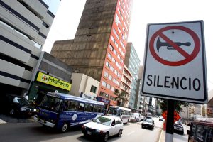 Alrededor del mundo existen señales que indican lugares donde es preciso hacer silencio