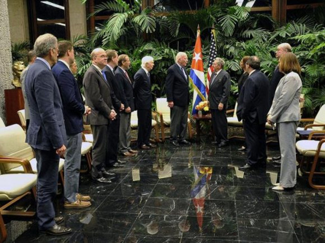 Durante el encuentro, Raúl Castro y los congresistas dialogaron sobre temas de interés para ambos países. /Foto: Estudios Revolución
