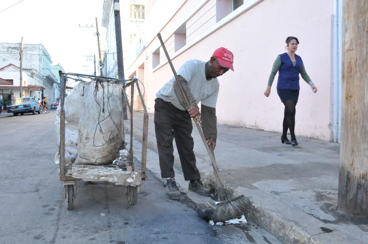 Los trabajadores de Comunales contribuyen al ornato e higienización de la ciudad. Foto: Juan carlos Dorado