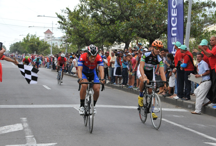 El holguinero Yoel Rodríguez (izq) ganó la fase A de la octava etapa sentenciando el sprint final sobre la misma línea de meta. / Foto: Juan Carlos Dorado