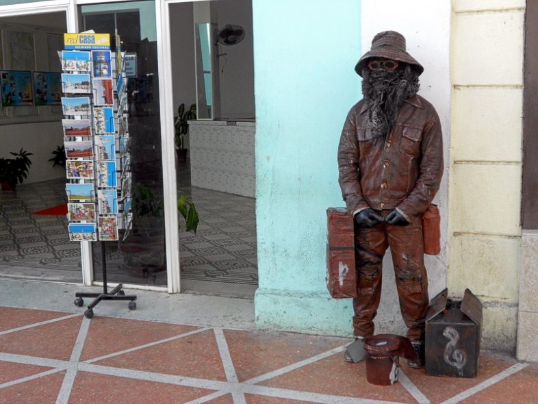 Convertido en estatua viviente en el boulevard de Cienfuegos. Foto: Igorra