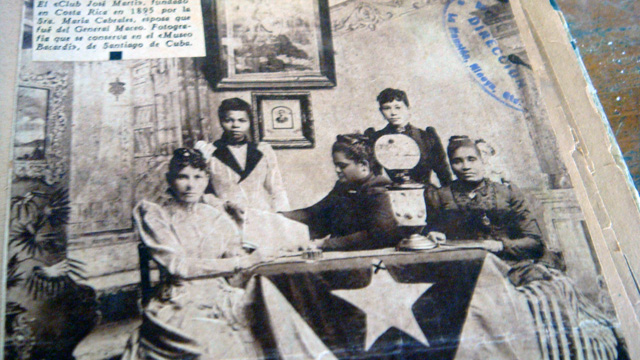 Texto que aparece en la esquina superior izquierda de la foto: El “Club José Martí”, fundado en Costa Rica en 1895 por la Sra. María Cabrales, esposa que fue del General Maceo. Fotografía que se conserva en el “Museo Bacardí”, de Santiago de Cuba.