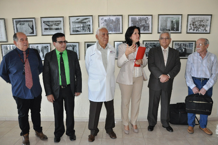 La Dra. Maritza Rodríguez Gavín, al centro; a su izquierda, el Dr. Pedro Hernández, acompañados de reconocidos profesionales de las Ciencia Médicas, dejan inaugurada la muestra fotográfica. /Foto: Efraín Cedeño