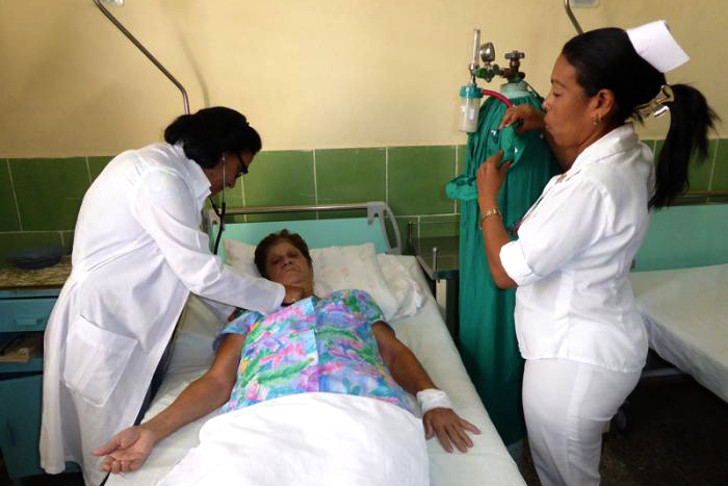 Daysi Sardiñas, la directora, atienda a una paciente junto a la enfermera Marilyn Yánez. /Foto: del autor
