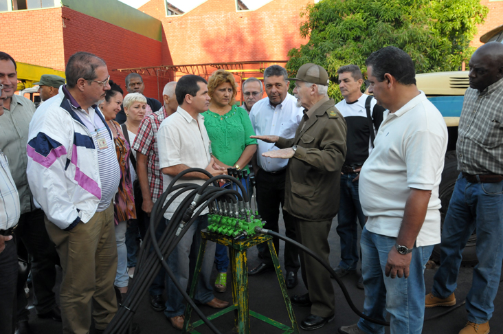 En compañía de autoridades de la provincia y de otras esferas, Ramiro Valdés recorrió áreas de la Empresa Oleohidráulica Cienfuegos. /Foto: Juan Carlos Dorado
