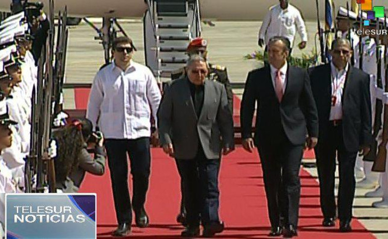 Raúl Castro Ruz llegó en la mañana de este domingo a Caracas par asistir a la Cumbre Extraordinaria del Alba-TCP. /Foto: Captura de la TV