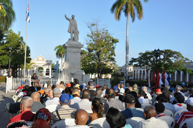 El acto de imposición de la Medalla 60 Aniversario de las FAR a 399 ex integrantes de los batallones cienfuegueros 339 y 326, tuvo lugar hoy en el parque Martí de la ciudad de Cienfuegos. /Foto: Efraín Cedeño