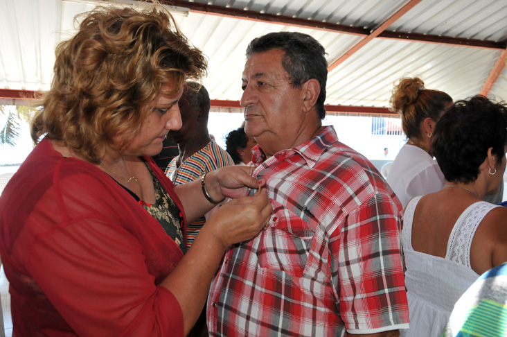 Lidia Esther Brunet Nodarse, miembro del Comité Central y primera secretaria del Partido en la provincia de Cienfuegos, presidió la ceremonia de condecoración. /Foto: Juan Carlos Dorado