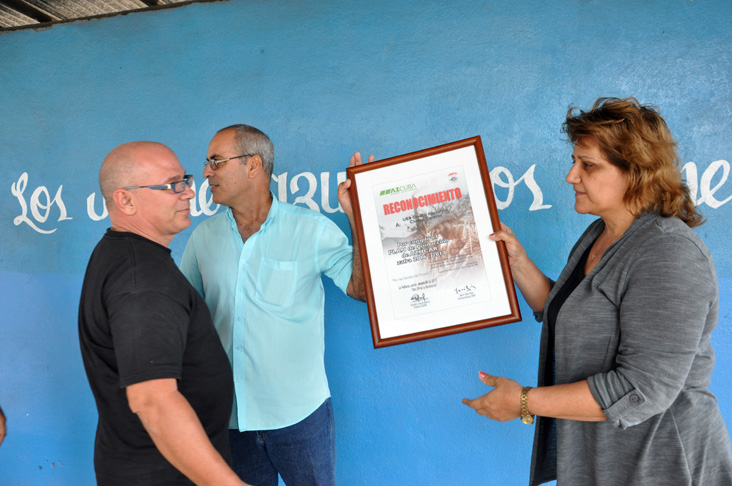 En el acto fue entregado el certificado de central cumplidor a su director, el ingeniero Nelson Méndez Martínez (izq.). /Foto: Efraín Cedeño