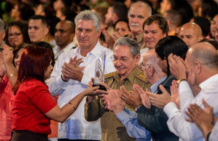 Raúl recibe de manos de Susely Morfa González, primera secretaria de la organización juvenil, la Medalla Conmemorativa Aniversario 55 de la UJC, como homenaje póstumo al Comandante en Jefe Fidel Castro Ruz. /Foto: Abel Padrón Padilla (ACN)