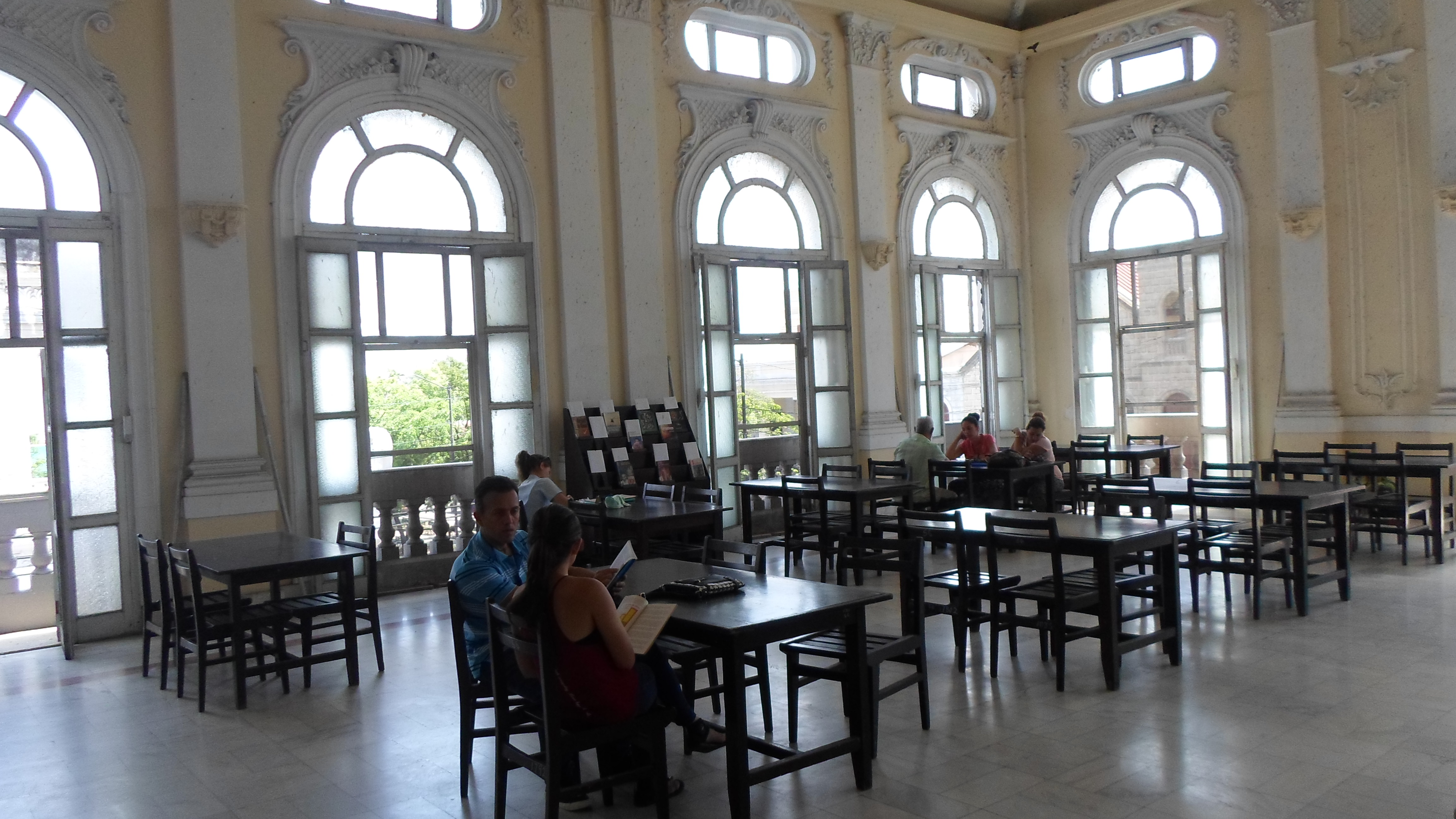La Sala General de la Biblioteca Provincial de Cienfuegos es la más afectada por las heces fecales de las golondrinas. / Foto: Roberto Alfonso