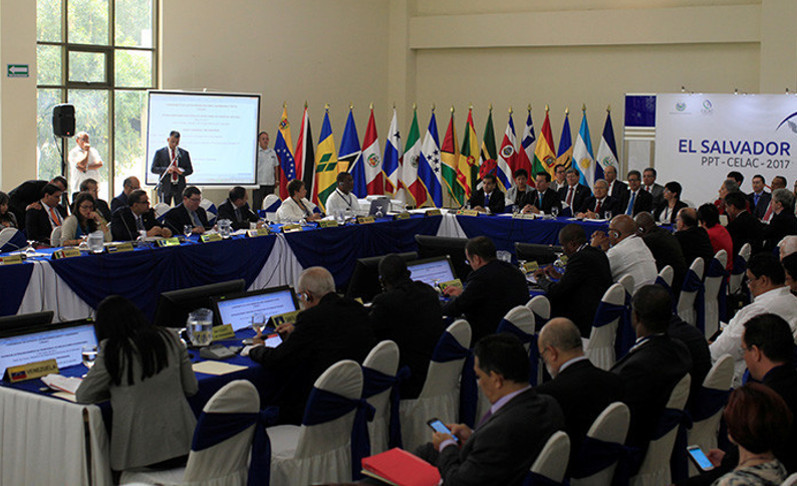 Representantes de la Comunidad de Estados Latinoamericanos y Caribeños (Celac) asisten a la cumbre en San Salvador, El Salvador. 2 de mayo de 2017. /Foto: Reuters