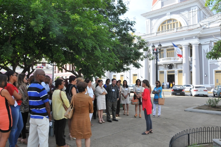 Los participantes en el evento conocieron de las raíces históricas de la ciudad e Cienfuegos. Foto: Juan Carlos Dorado
