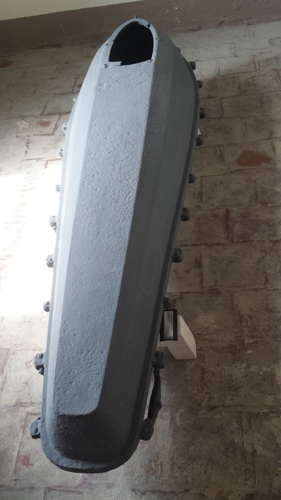 Sarcófago de metal recuperado de un nicho vertical y expuesto en la sala.