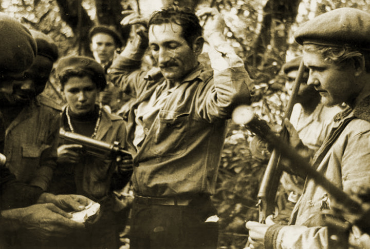 Marzo de 1961. Jóvenes milicianos capturan a un alzado durante las operaciones de la Lucha Contra Bandidos, también conocida como Limpia del Escambray. /Foto: Archivo de Granma