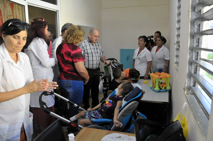 En Aguada de Pasajeros, el Dr. Roberto Morales Ojeda visitó el Centro Pediátrico de Rehabilitación y Restauración Neurológica, único de su tipo fuera de la capital. /Foto: Juan Carlos Dorado