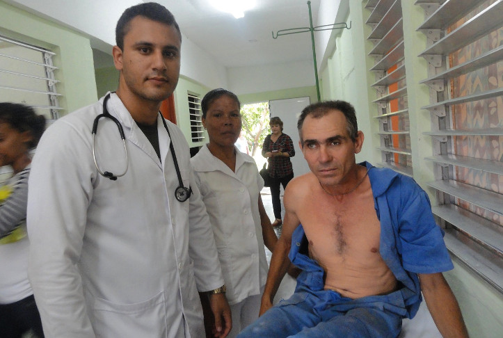 El doctor Jorge Luis Clara Cruz pronto cumplirá un año en el consultorio médico de Arimao y a pesar del relativo poco tiempo ya conoce a la mayoría de su gente. /Foto: Magalys