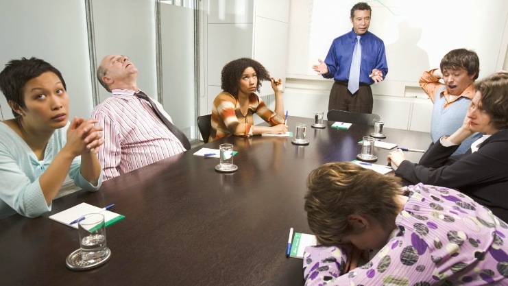 Las constantes interrupciones durante una reunió hacen que las personas pierdan el interés. Foto: Tomada de internet