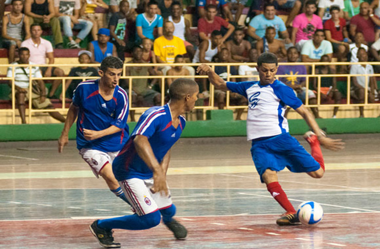 La Habana y Cienfuegos, siempre fuertes aspirantes al título del futsal cubano. En la foto, durante la discusión de la final del Campeonato Nacional de 2013. /Foto: Archivo