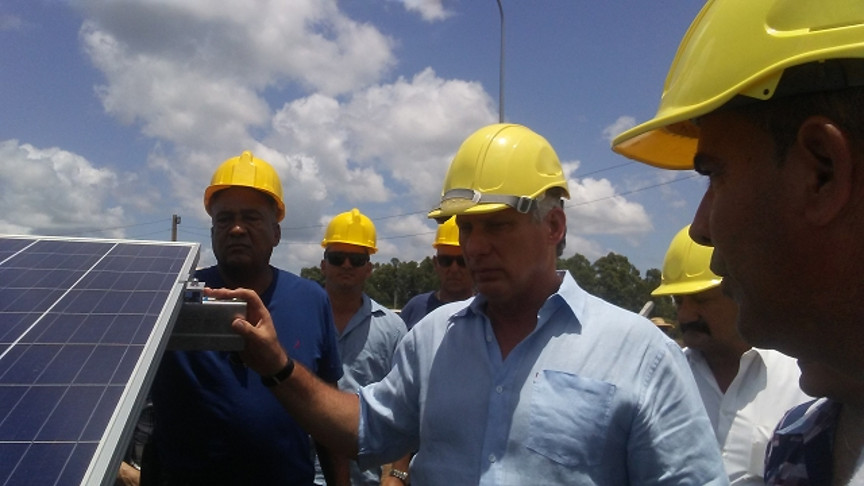 Miguel Díaz Canel constató la marcha de la construcción del parque fotovoltaico de Yaguaramas. /Foto: de la autora