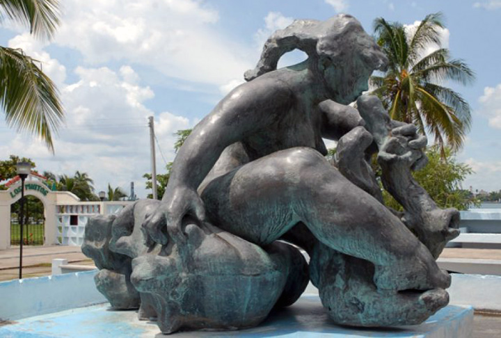 Estrella con caracola y cuerno, escultura de Mateo Torriente Bécquer dedicada a la memoria de las 23 víctimas del mercante Mambí, hundido el 13 de mayo de 1943 al norte de Camagüey por un submarino nazi. Trece de los fallecidos eran cienfuegueros.