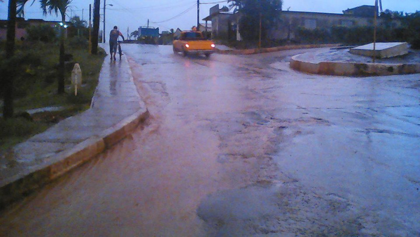 Las precipitaciones a intervalos comenzaron en Baracoa desde la tarde-noche del jueves. Con las horas el tiempo se fue deteriorando en la Primada de Cuba. /Foto: Periódico Venceremos