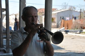 Julián es músico por afición y asegura que pronto retomará un proyecto de conga, después que el huracán Irma “arrolló” con la suya en Isabela de Sagua. /Foto: Juan Carlos Dorado