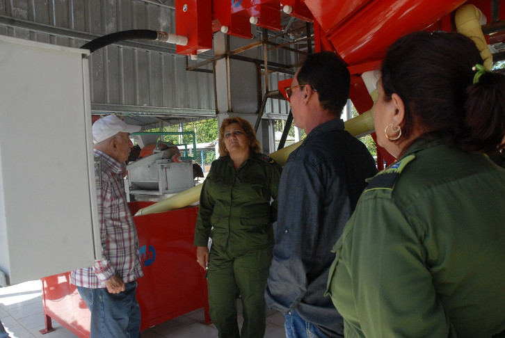Machado Ventura en la planta de beneficio ecológico de café de San Blas, del municipio cienfueguero de Cumanayagua. /Foto: Magalys Chaviano