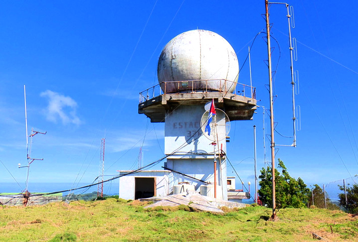 Por su privilegiada ubicación en la cima más alta del centro y occidente cubanos, el Radar Meteorológico de Pico San Juan, en el corazón del macizo de Guamuhaya, es el de mayor alcance en la Isla. /Foto: Ismary