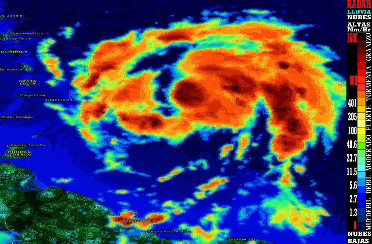 Imagen de radar sobre el área de circulación de vientos y fuertes lluvias que acompañan al ahora huracán María, próximo al arco de las Antillas Menores.