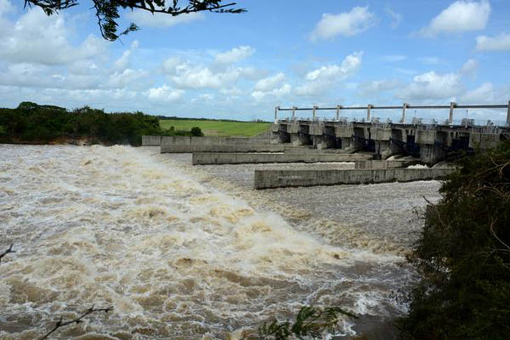 En las últimas semanas la presa Abreus ha vertido unos 250 millones de metros cúbicos, cinco veces su capacidad de almacenamiento. /Foto: Modesto Gutiérrez Cabo (ACN)