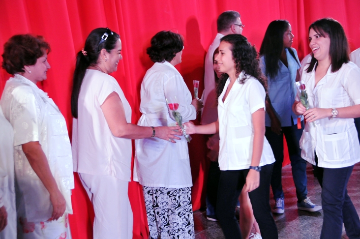 Jóvenes estudiantes agasajan a integrantes del primer contingente del Destacamento Carlos J. Finlay en Cienfuegos.