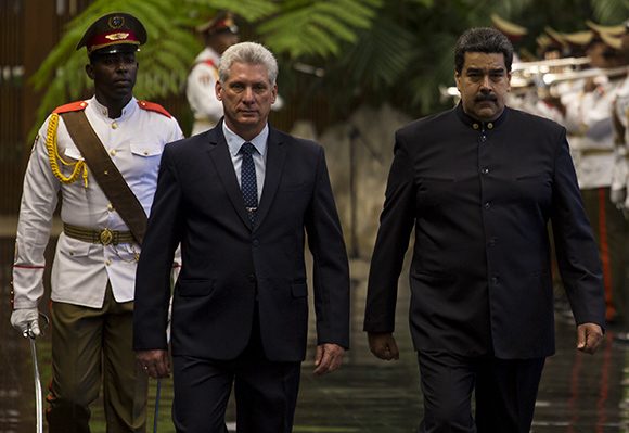 En la ceremonia, los presidentes de Cuba y Venezuela pasaron revista a las tropas formadas para la ocasión. Foto: Irene Pérez/ Cubadebate.