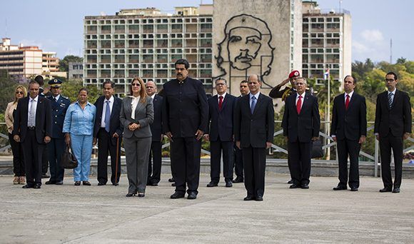 Nicolás Maduro, presidente de la República Bolivariana de Venezuela, rindió honores al Héroe Nacional José Martí. Foto: Irene Pérez/ Cubadebate.